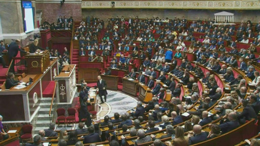 Immigration: face aux fractures de son camp, Macron défend "un bouclier" qui manque au pays
