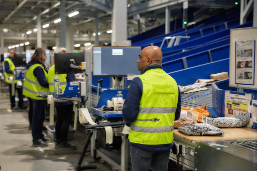 À l'approche de Noël, la plateforme Colissimo de Douvrin tourne à plein régime