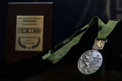 Le saut du siècle: la médaille d'or de Bob Beamon vendue à 441.000 dollars