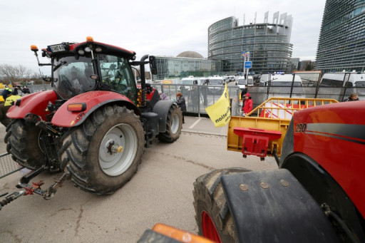 Tracteurs et agriculteurs en colère devant le Parlement européen
