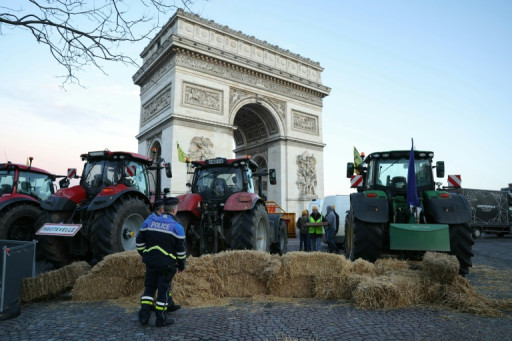 Des bottes de foin sont deversées devant l'Arc de Triomphe vendredi 1er mars 2024 dans une opération coup de poing mené…