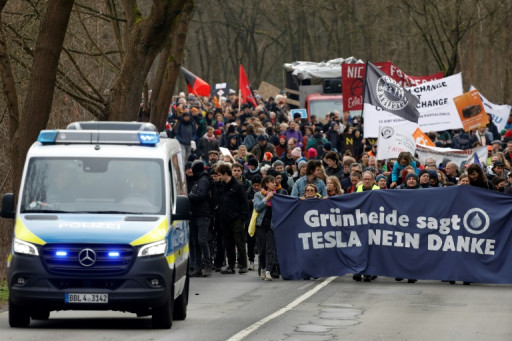 Allemagne: Manifestation contre le projet de Tesla d'agrandir son usine de voitures électriques