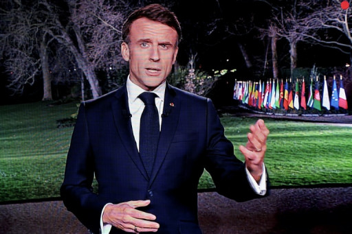 Macron: il faut être "prêts à répondre" à l'"escalade" russe, mais "jamais nous ne mènerons d'offensive"