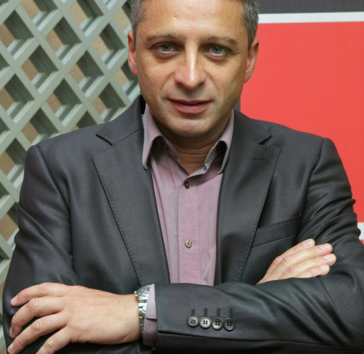 franceinfo suspend un journaliste pour une collaboration supposée avec Bardella, qui s'en indigne