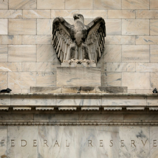 La Fed maintient ses taux élevés inchangés et prévoit toujours trois baisses cette année
