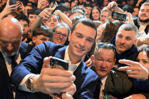 Entre selfies et bataille d'idées, les politiques tentent de capter les jeunes sur les réseaux