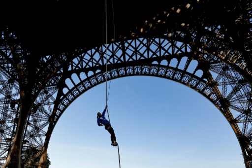 A la tour Eiffel, Anouk Garnier bat le record du monde de grimper de corde