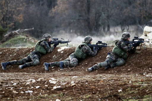 "Explosion!", "tous couchés": les futurs hauts fonctionnaires découvrent l'armée par le terrain