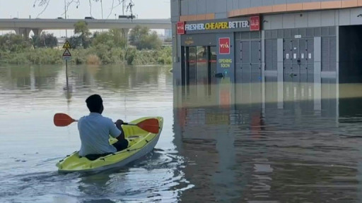 Reprise progressive du trafic à l'aéroport de Dubaï, toujours inondé