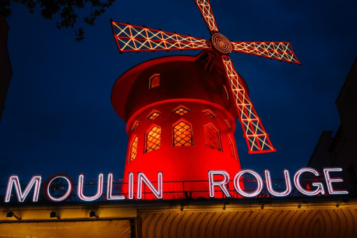 Les ailes du Moulin Rouge à Paris se sont effondrées, pas de blessé