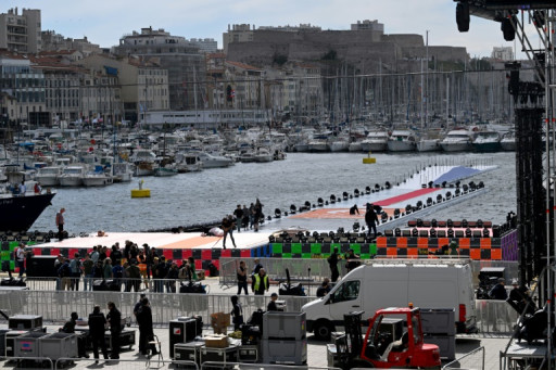 JO-2024: arrivée en France, la flamme olympique a embrasé Marseille