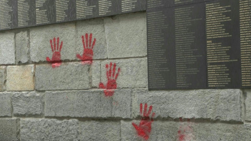 Mains rouges sur le Mémorial de la Shoah à Paris: indignation contre un acte de "profanation"