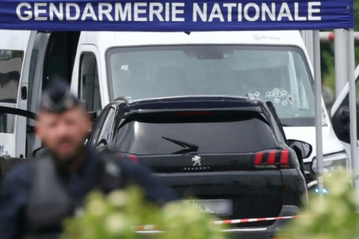 Attaque mortelle d'un fourgon pénitentiaire: le fugitif traqué, les syndicats entendus par le ministère