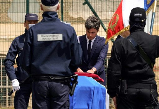 Hommage national aux deux agents pénitentiaires "emportés par la folie meurtrière"