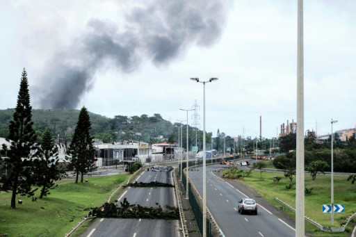 Macron en route pour la Nouvelle-Calédonie, nouveaux incendies dans la nuit à Nouméa
