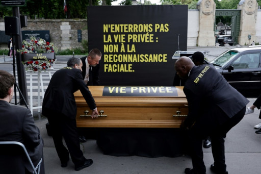 Vidéosurveillance algorithmique: Amnesty enterre symboliquement "la vie privée" au Père-Lachaise