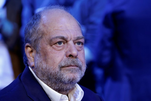Portables en cellule: Dupond-Moretti "envisage" des fouilles "plus systématiques"