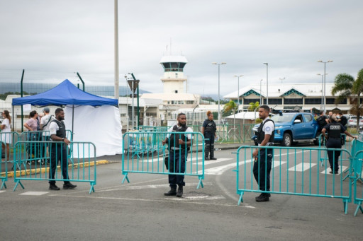 Crise en Nouvelle-Calédonie: le bilan s'alourdit à huit morts, le couvre-feu prolongé