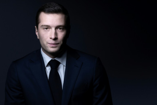 Législatives: Bardella lisse son programme, Macron déclenche une nouvelle polémique