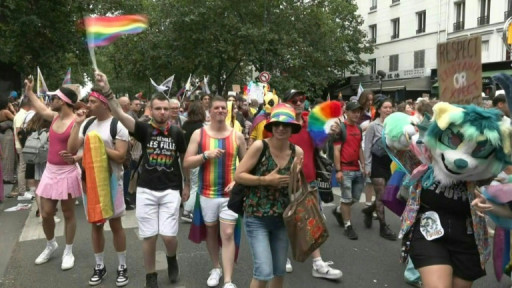 Marche des fiertés LGBTQ+: des dizaines de milliers de personnes à Paris contre la transphobie