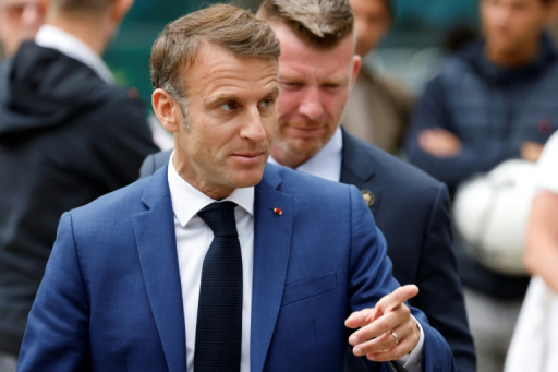 Législatives: pour Macron, la déroute évitée, la suite à inventer