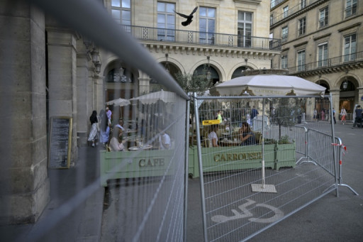 "C'est un peu comme au zoo" : derrière les barrières de sécurité, les terrasses parisiennes se vident