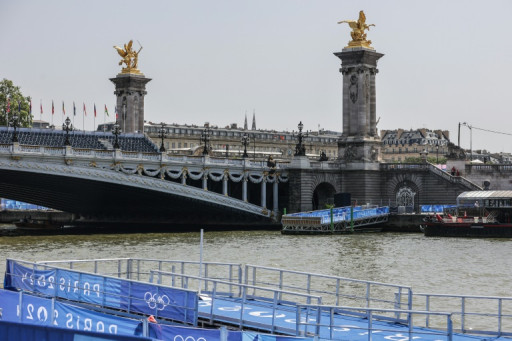 JO-2024: après les sueurs froides, les triathlètes sont entrés en Seine