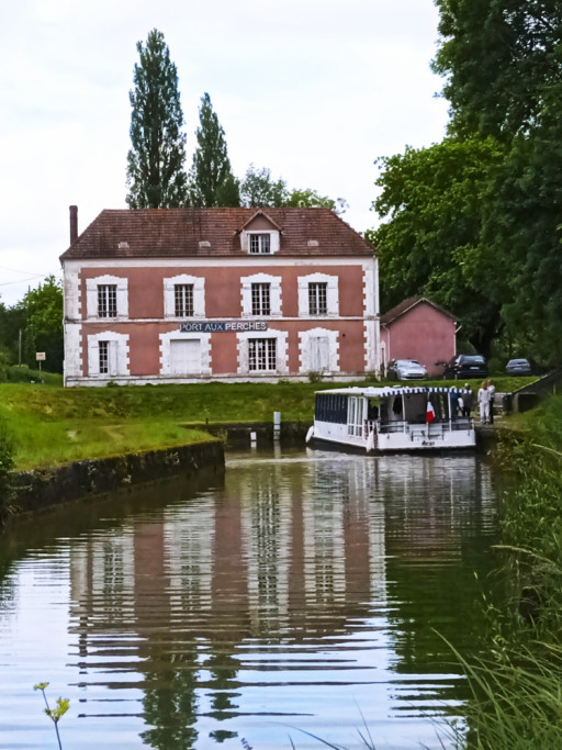 Sur l'Ourcq, dépaysement garanti à bord de la péniche « Le Clignon »
