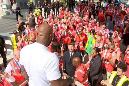 Teddy Riner accueilli en superstar dans sa Guadeloupe natale