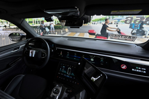 En Chine, l'essor des taxis sans chauffeur suscite à la fois crainte et ferveur