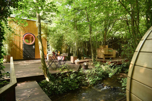 Des cabanes et roulottes au bord de la rivière Omignon