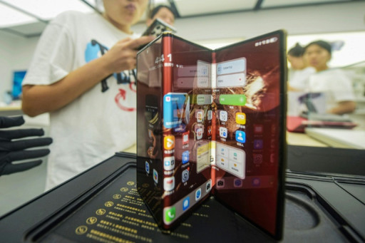 Huawei réplique à l'iPhone 16 en lançant un téléphone pliable en trois