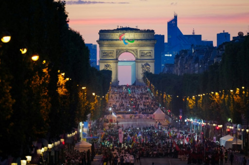JO de Paris: une ultime fête sur les Champs-Elysées pour célébrer l'équipe de France