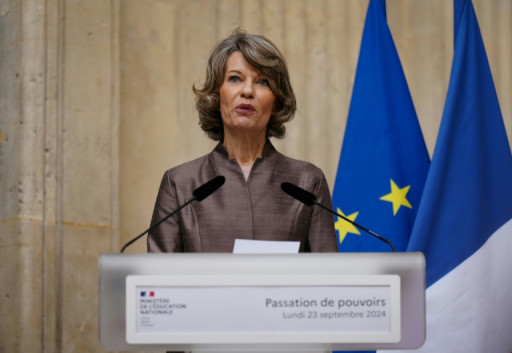 Education: Genetet promet de "garder le cap" et suscite la défiance