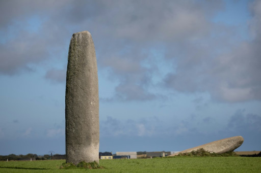 Bretagne: un projet de parc éolien bloqué par des menhirs