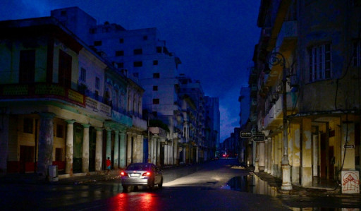 Les Cubains face à la panne géante et une tempête tropicale