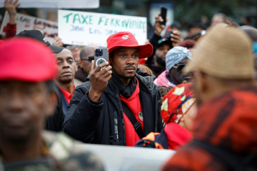 "Rèspektém nou!": la diaspora ultramarine manifeste à Paris contre la vie chère