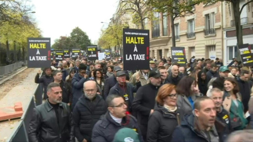 "Halte à la taxe": la filière hippique manifeste à Paris