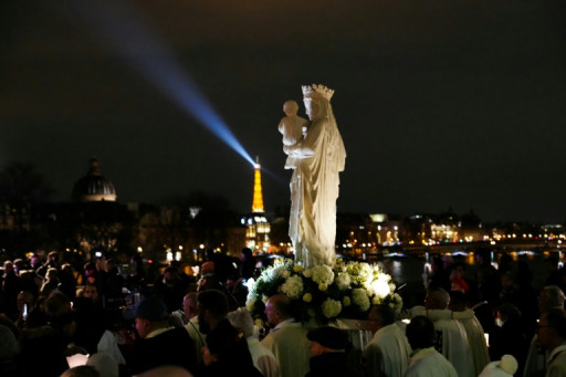 Dans la nuit parisienne, la Vierge de Notre-Dame retrouve "sa maison"