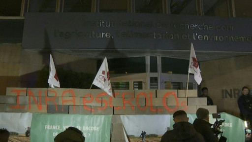 Plus d'une centaine d'agriculteurs érigent un mur devant l'institut Inrae à Paris