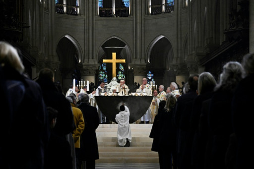 À Notre-Dame, la "joie" des premiers fidèles lors de la messe de réouverture