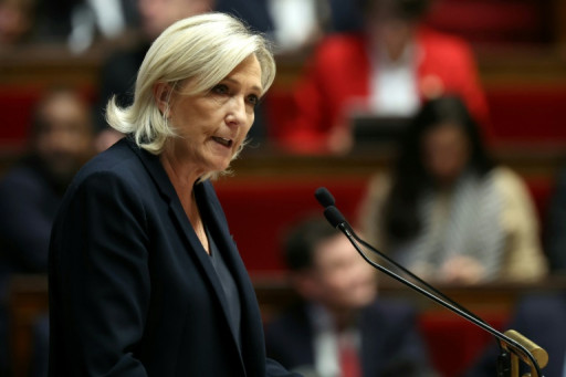 Ne pas utiliser le 49.3, "un contournement de la Constitution", estime Marine Le Pen