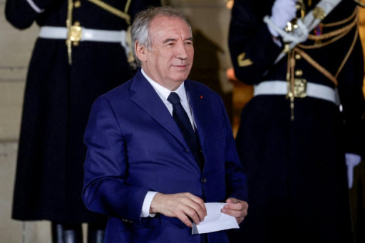 Bayrou entame ses consultations à Matignon et affronte déjà une crise à Mayotte