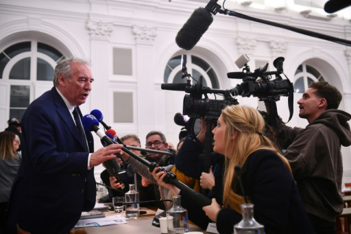 Sous le feu des critiques, Bayrou promet de ne laisser aucun défi "sans réponse"