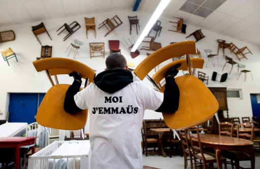 Chez Emmaüs Défi, ils s'équipent neuf à petit prix, avant leur premier Noël chez eux