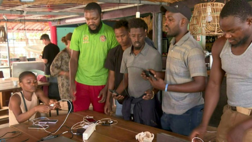 Mayotte: dans un lycée devenu centre d'hébergement, "on fait ce qu'on peut avec les moyens du bord"
