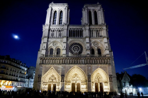 Les premières messes de Noël de Notre-Dame depuis l'incendie remplissent les fidèles de "joie"