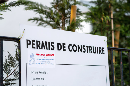 Permis de construire : contenu du panneau d’affichage, des précisions du Conseil d’Etat