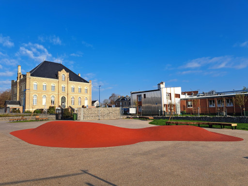 Idverde Amiens et Résineo® : la désimperméabilisation durable de la cour de l’école Adrien Bonnel de Pont-Sainte-Maxence