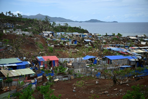 Le Pen à Mayotte veut "écouter" ses habitants et mettre la pression sur le gouvernement